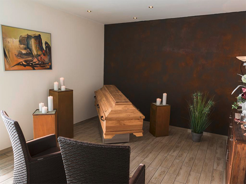 Ausstellungsraum mit Urnen und Särgen im Bestattungshaus – Informationen zur Baumbestattung im naturnahen Umfeld.