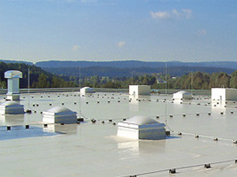 Dachdecker inspiziert Flachdach bei Dachwartung in Dortmund, prüft Abdichtung und Dämmung für langfristige Sicherheit.“