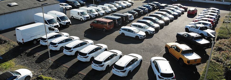 Ford Elektrofahrzeuge als Ausstellungsmodelle bei Eberhardt Automobile Dortmund, präsentiert moderne Elektromobilität und aktuelle Fahrzeugpalette.