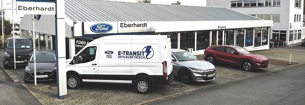 Außenansicht Eberhardt Automobile Dortmund Showroom mit Ford Fahrzeugen, Fokus auf Elektromobilität und aktuelle Modellpalette.