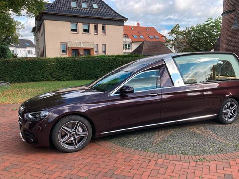Modernes Bestattungsfahrzeug vor einer Trauerfeier für einen würdevollen und zuverlässigen Transport bei einer Feuerbestattung in Dortmund.