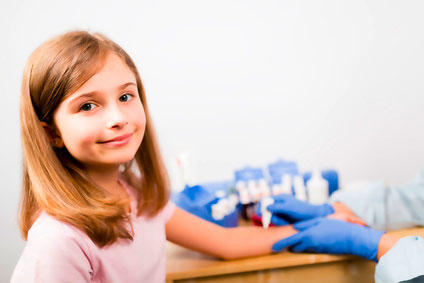 Allergie - Haut-Prick-Test, niedliches Mädchen einem Labor