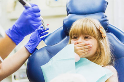 Kleines Mädchen beim Zahnarzt