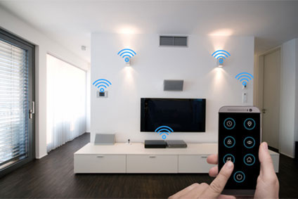 Smart Home Darstellung mit Handy und Raum im Hintergrund