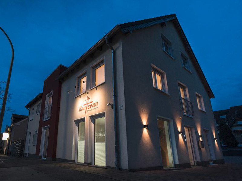 Außenansicht des Bestattungshauses in Dortmund – Eingang und Hinweis auf professionelle Begleitung bei Baumbestattung