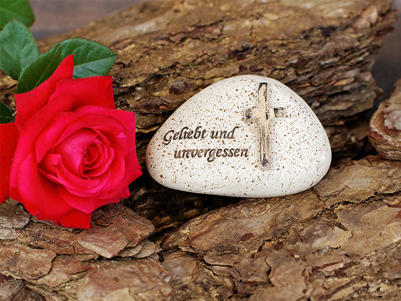 Ein behutsam gravierter Gedenkstein mit Trost-Spruch – Sinnbild für Hilfe bei Trauer in Dortmund.