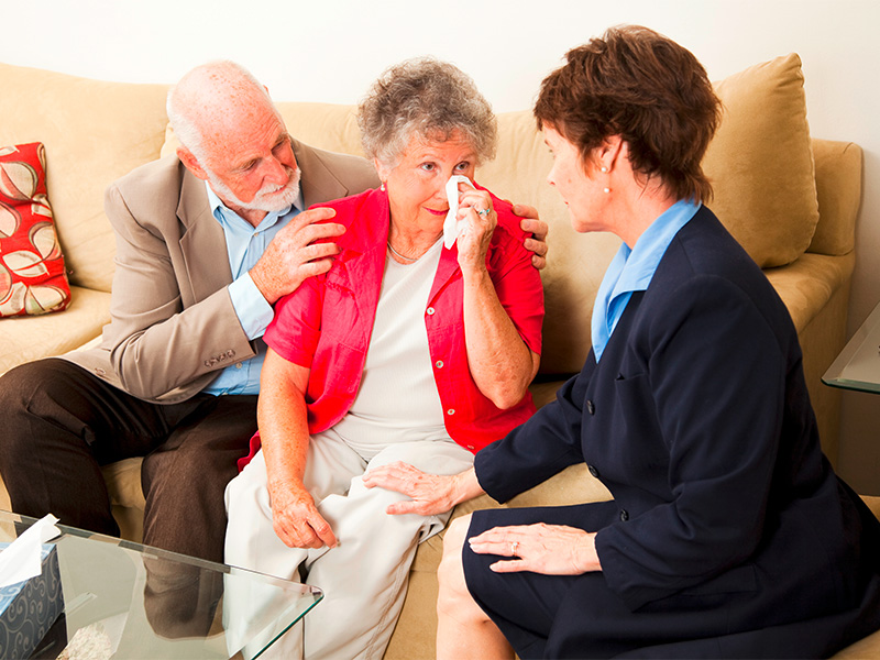 Seniorenpaar mit Hand Haltung beim Gespräch – einfühlsame Trauerberatung in Dortmund vermittelt Halt und Verständnis.