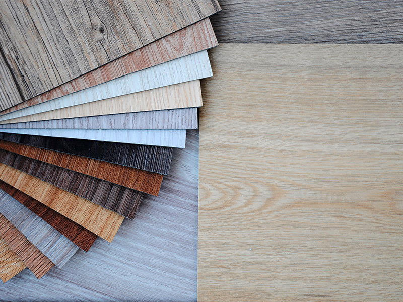 Mehrere Bodenbelag-Proben mit Holz- und Vinyloptik in Dortmund, Auswahl hochwertiger Muster für inspirierende Raumgestaltung.