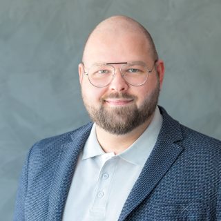 Portrait von Maiko Maaz, Inhaber vom Bestattungshaus Ruhrfrieden in Dortmund, seriös und vertrauenswürdig